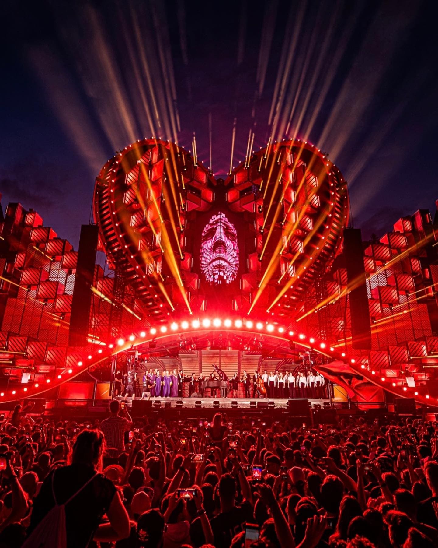 What an insane first day 🔥 Further camping guests arrived, stages were crowded (6/6)