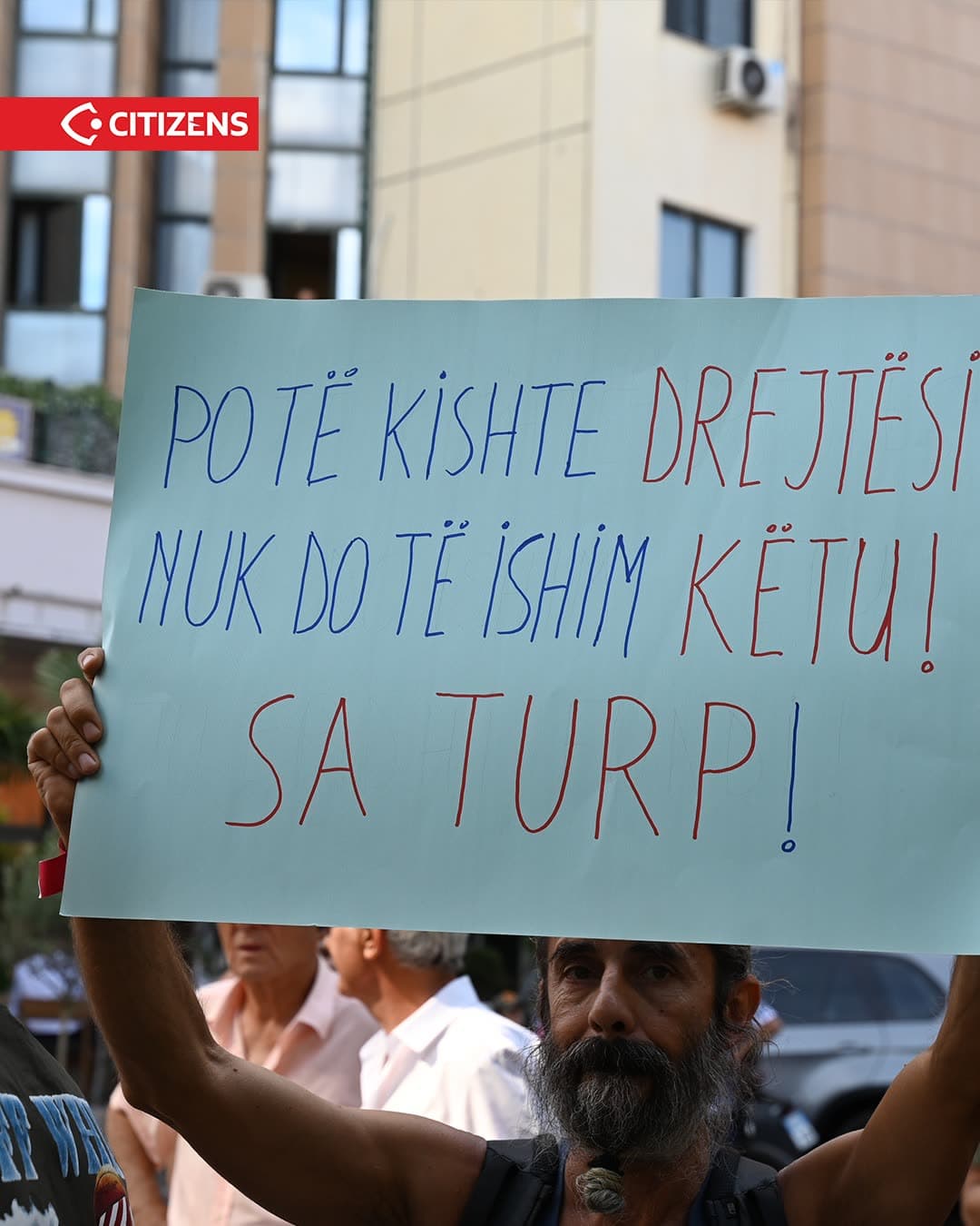 Mëngjesin e 4 shtatorit dhjetëra qytetarë u mblodhën para Gjykatës së… (frame 2)