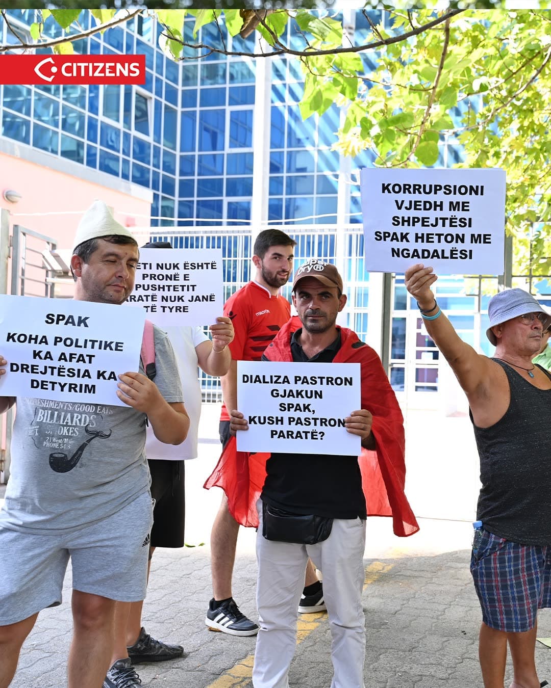 Mëngjesin e 4 shtatorit dhjetëra qytetarë u mblodhën para Gjykatës së… (frame 3)