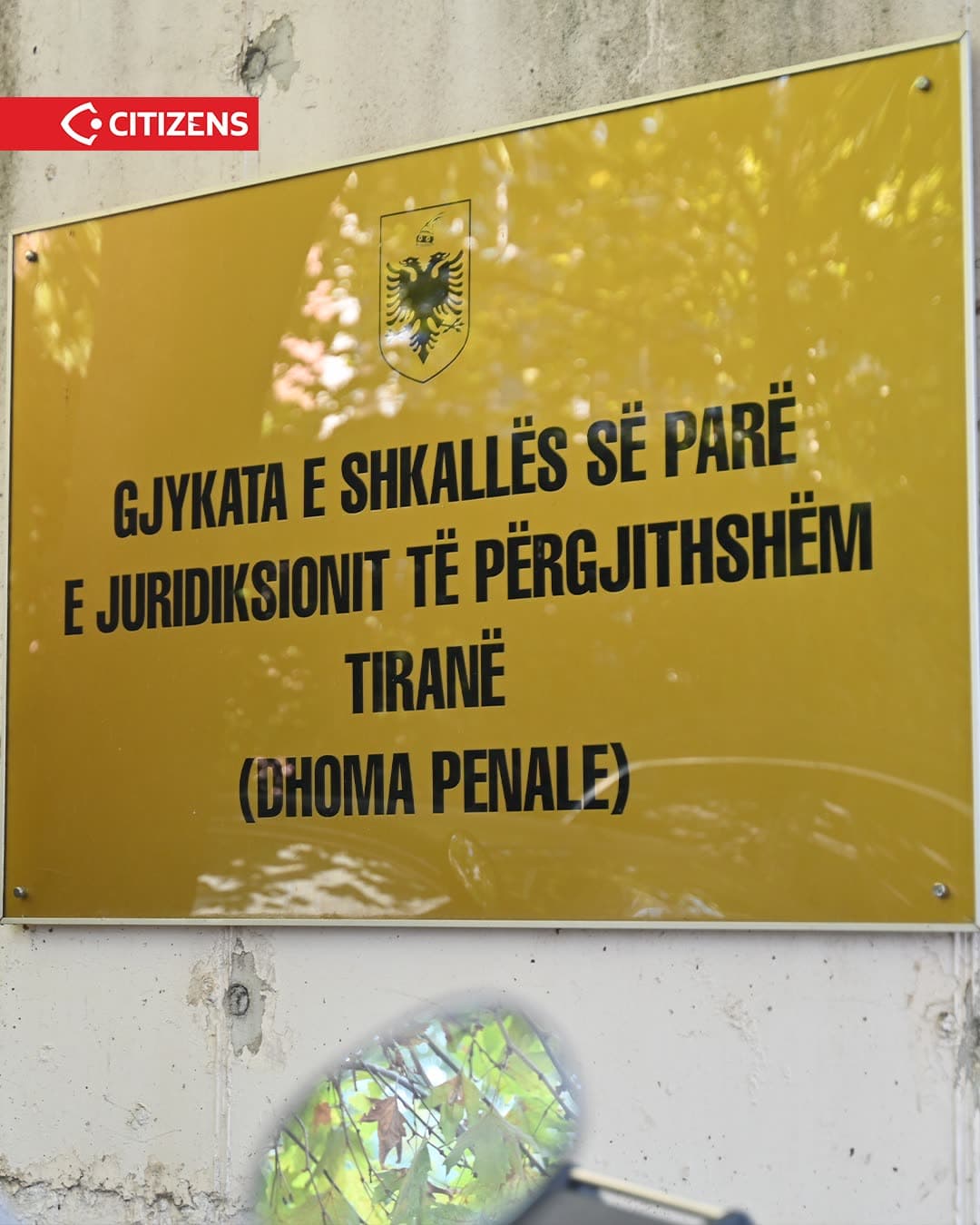 Mëngjesin e 4 shtatorit dhjetëra qytetarë u mblodhën para Gjykatës së… (frame 4)