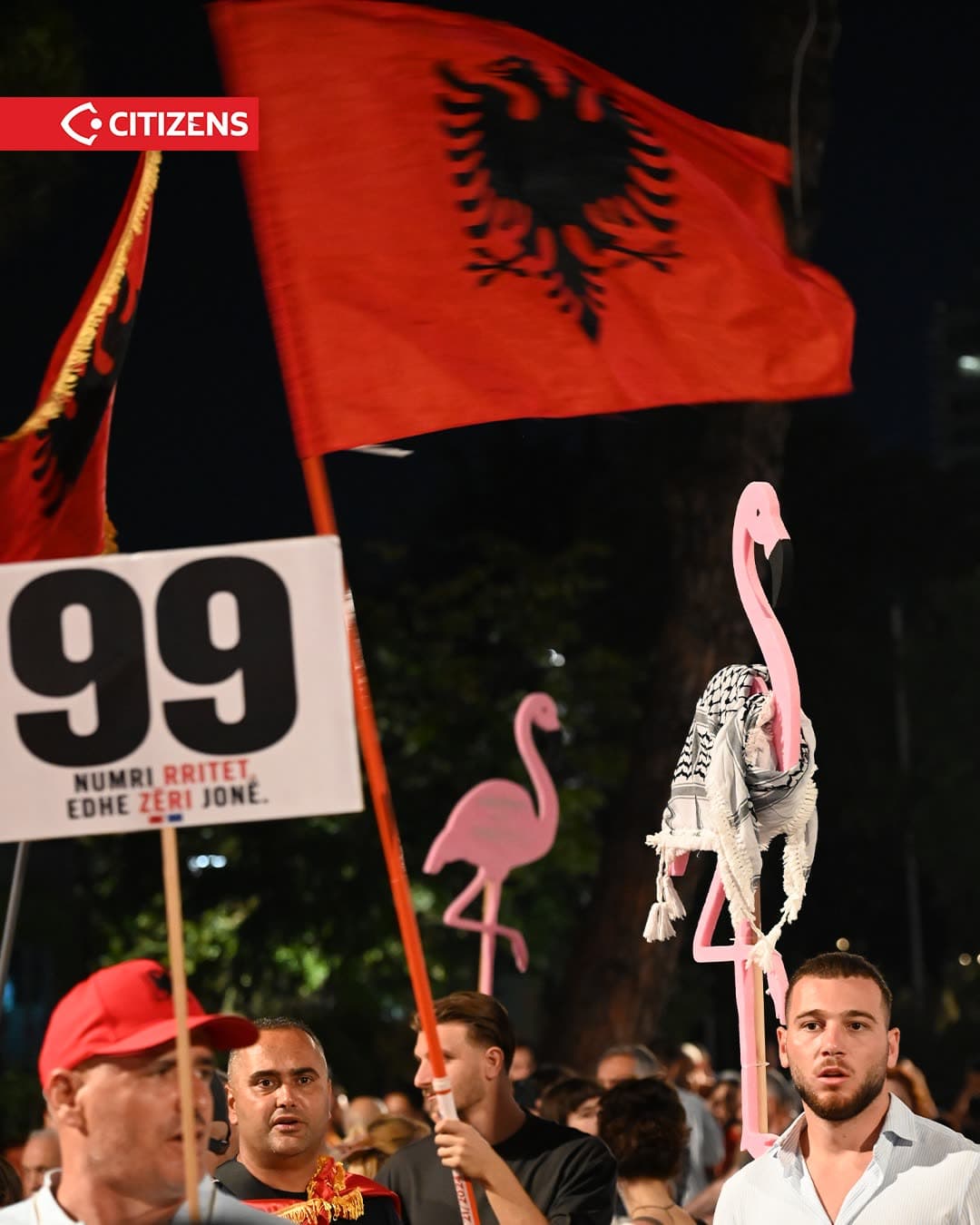 Qytetarët u mblodhën edhe sot, në ditën e 99 të protestës së përditshme, për… (frame 3)