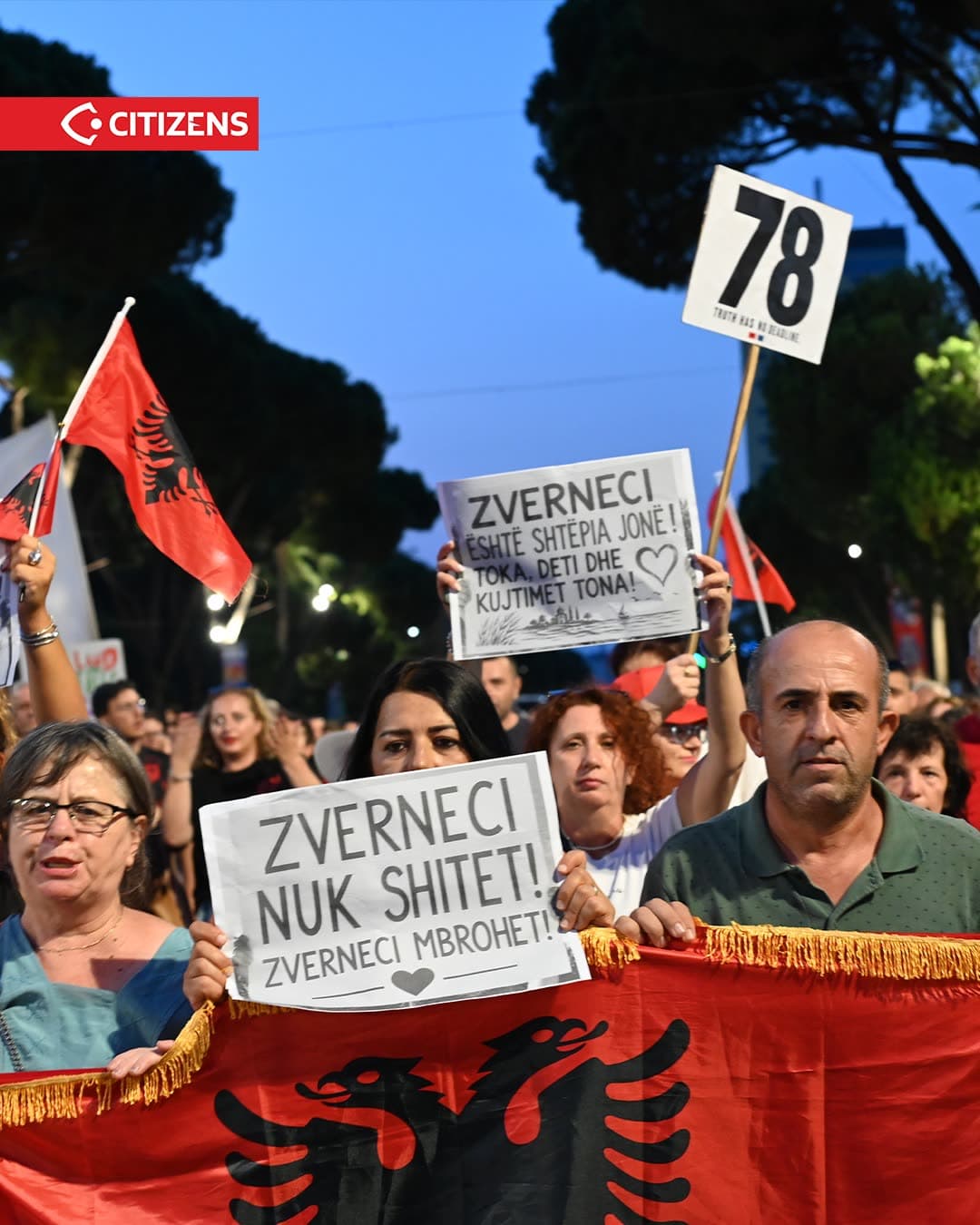 Në ditën e 78-të të protestës, qytetarët vijuan tubimin e përditshëm duke… (frame 2)