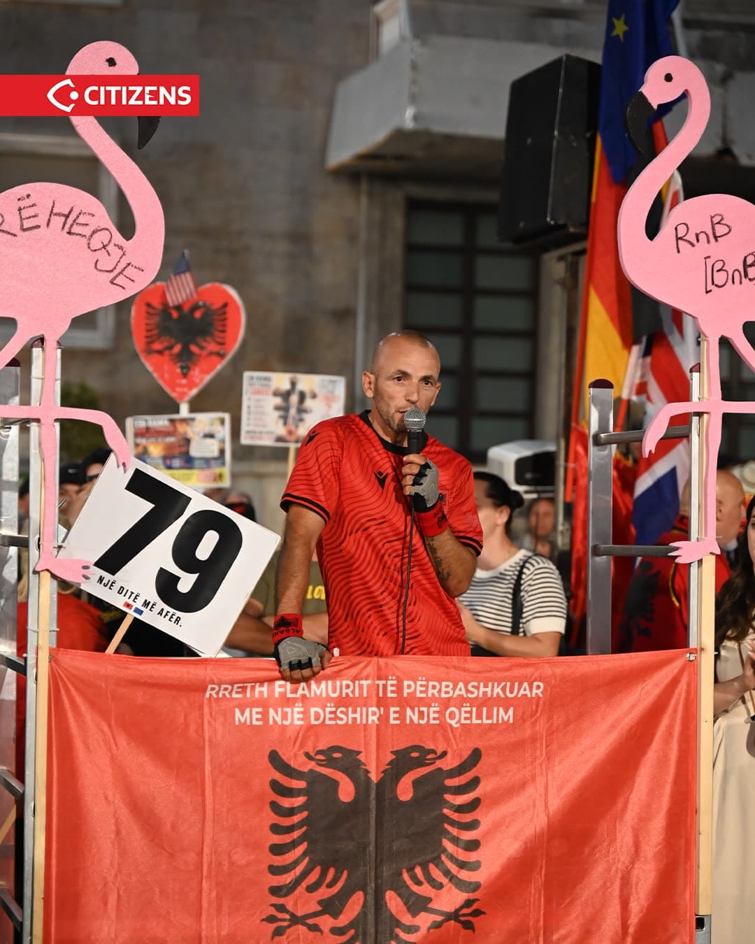 Në ditën e 79-të të protestës, qytetarët shkruan në shesh fjalën “REVOLUCION”. (frame 3)