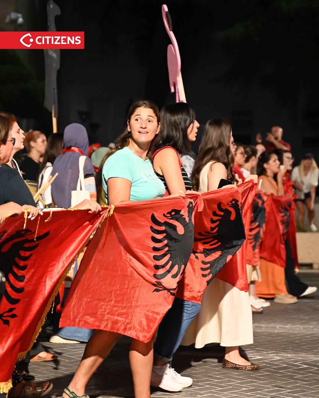 Në ditën e 79-të të protestës, qytetarët shkruan në shesh fjalën “REVOLUCION”. (frame 4)