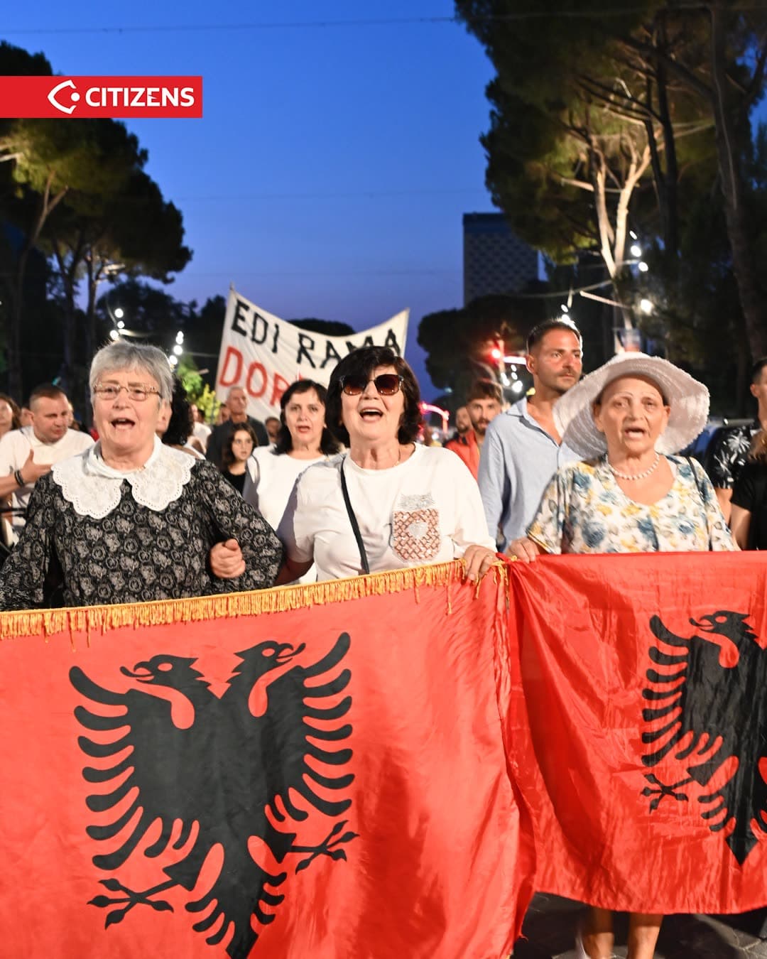 Për të 81-tën ditë radhazi, qytetarët u mblodhën para Kryeministrisë, duke… (frame 3)