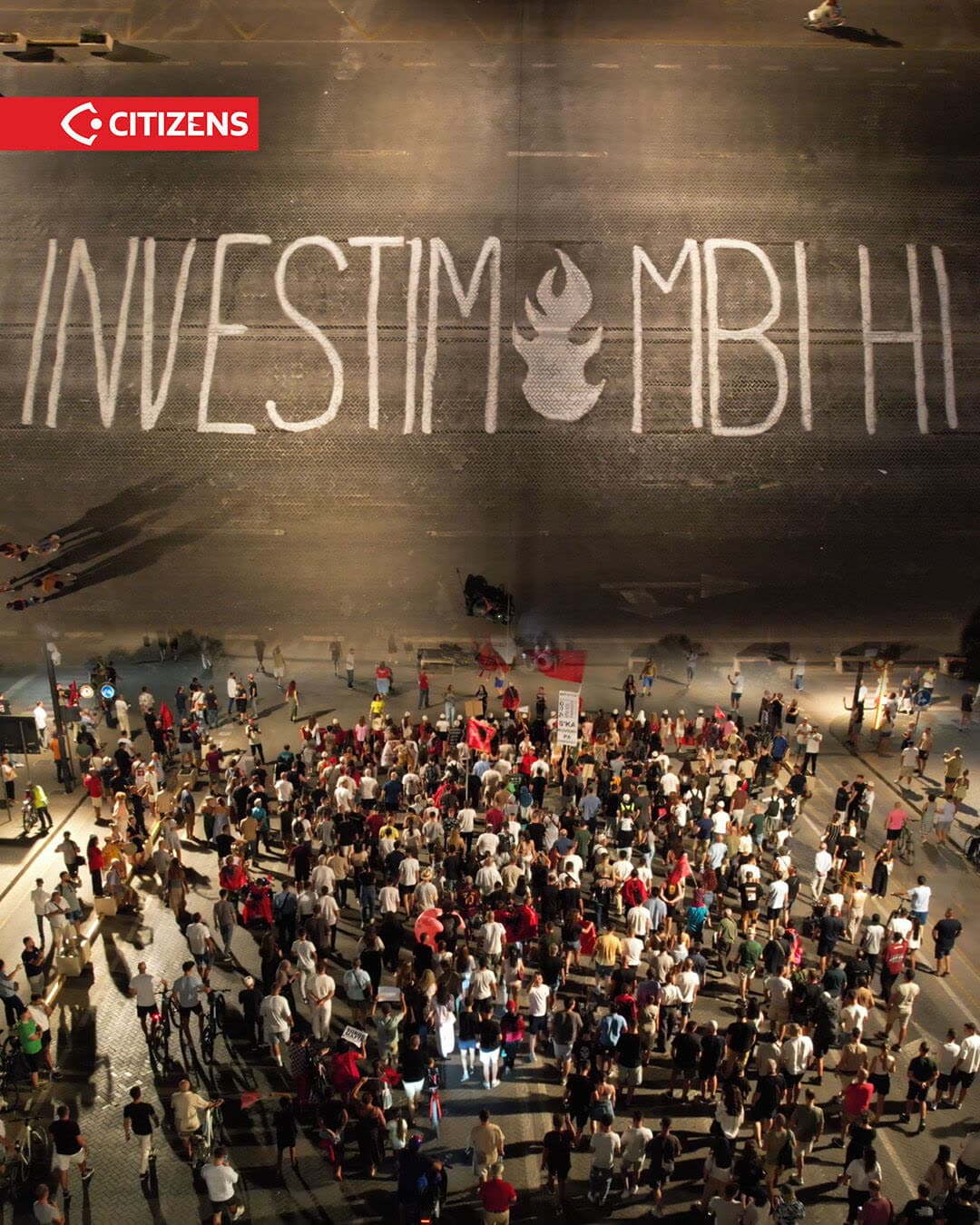 Në ditën 82 të Revolucionit Flamingo, në shesh u shkrua “Investim mbi hi”,… (frame 1)