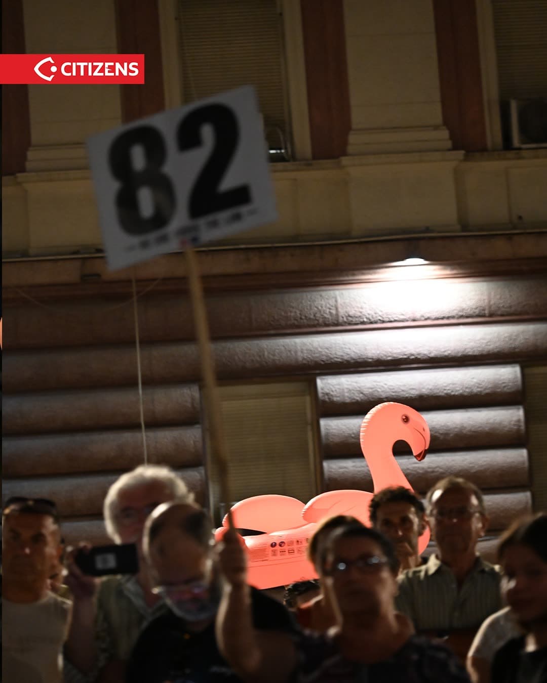 Në ditën 82 të Revolucionit Flamingo, në shesh u shkrua “Investim mbi hi”,… (frame 2)
