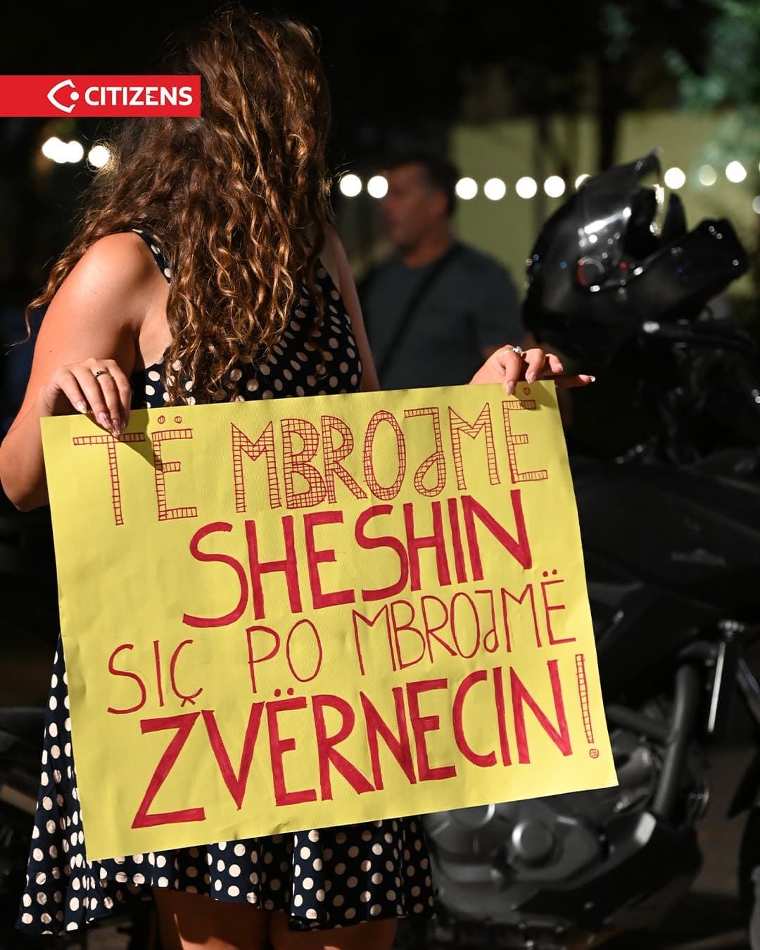 Në ditën 82 të Revolucionit Flamingo, në shesh u shkrua “Investim mbi hi”,… (frame 3)