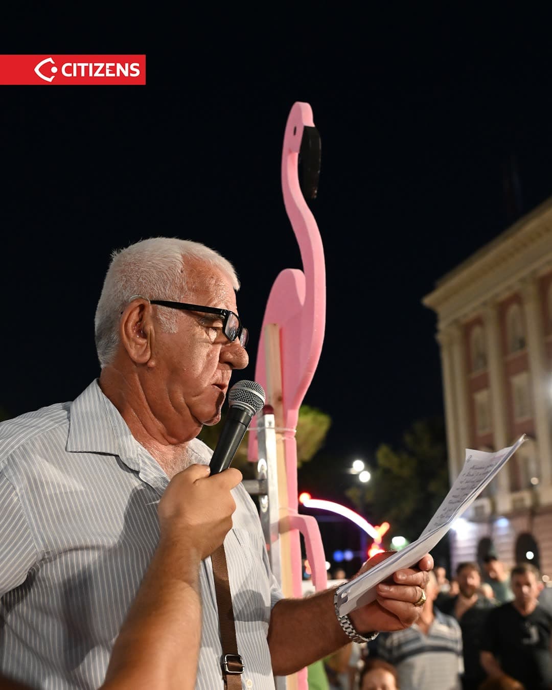 Në ditën 82 të Revolucionit Flamingo, në shesh u shkrua “Investim mbi hi”,… (frame 4)