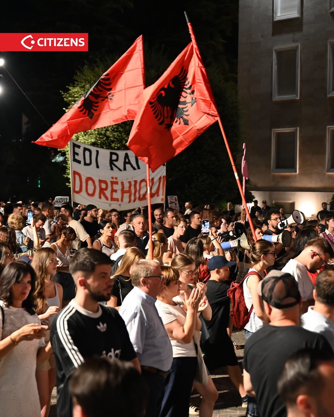 Në ditën e 87-të të Revolucionit Flamingo, një grup aktivistësh dhe… (frame 4)