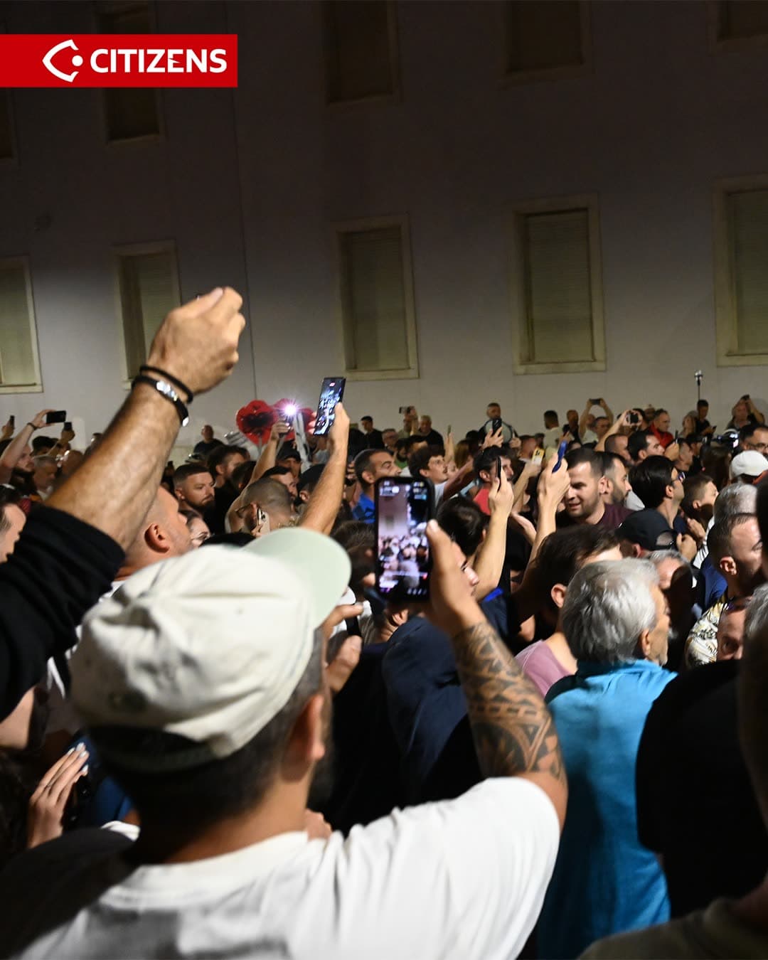 Në ditën e 94-t të protestës, protestuesit shkuan në anën tjetër të hyrjes… (frame 3)