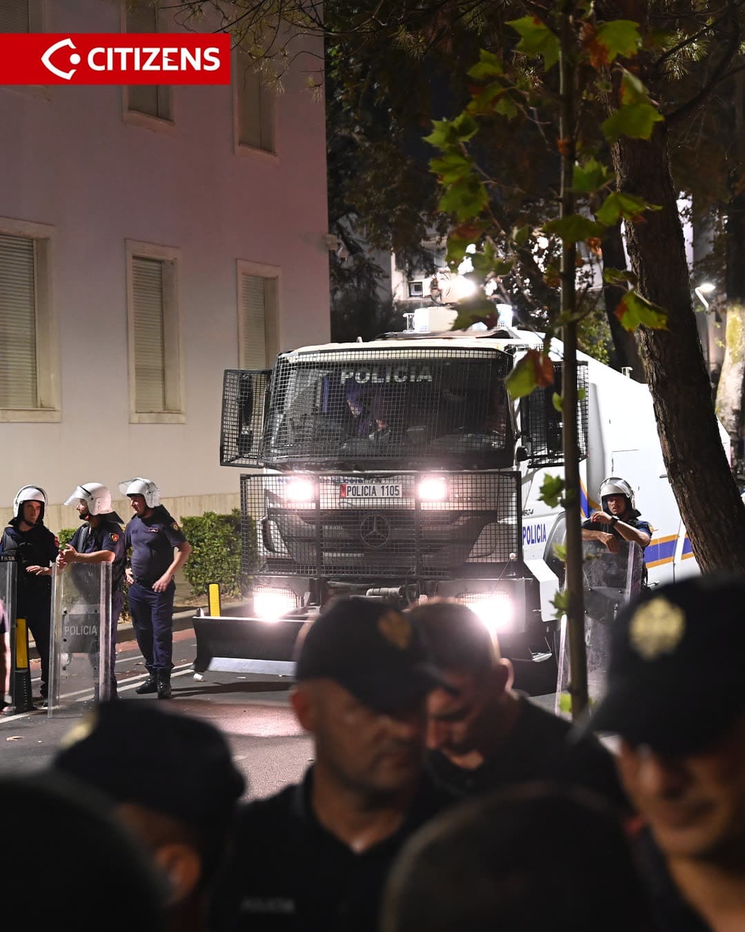 Në ditën e 94-t të protestës, protestuesit shkuan në anën tjetër të hyrjes… (frame 4)