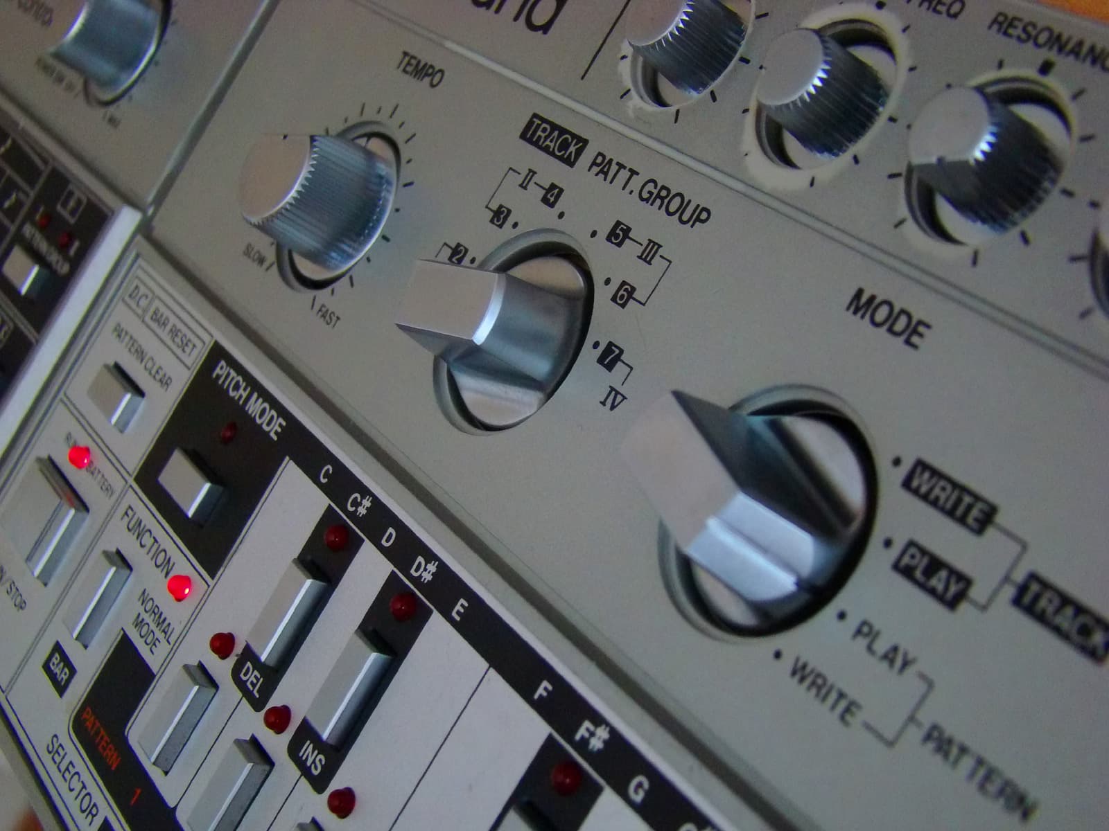 Roland TB-303, close up
