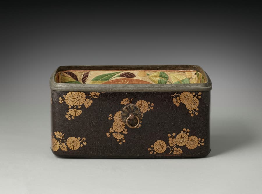 Cosmetics Box with Chrysanthemums (base), a second example by Unknown