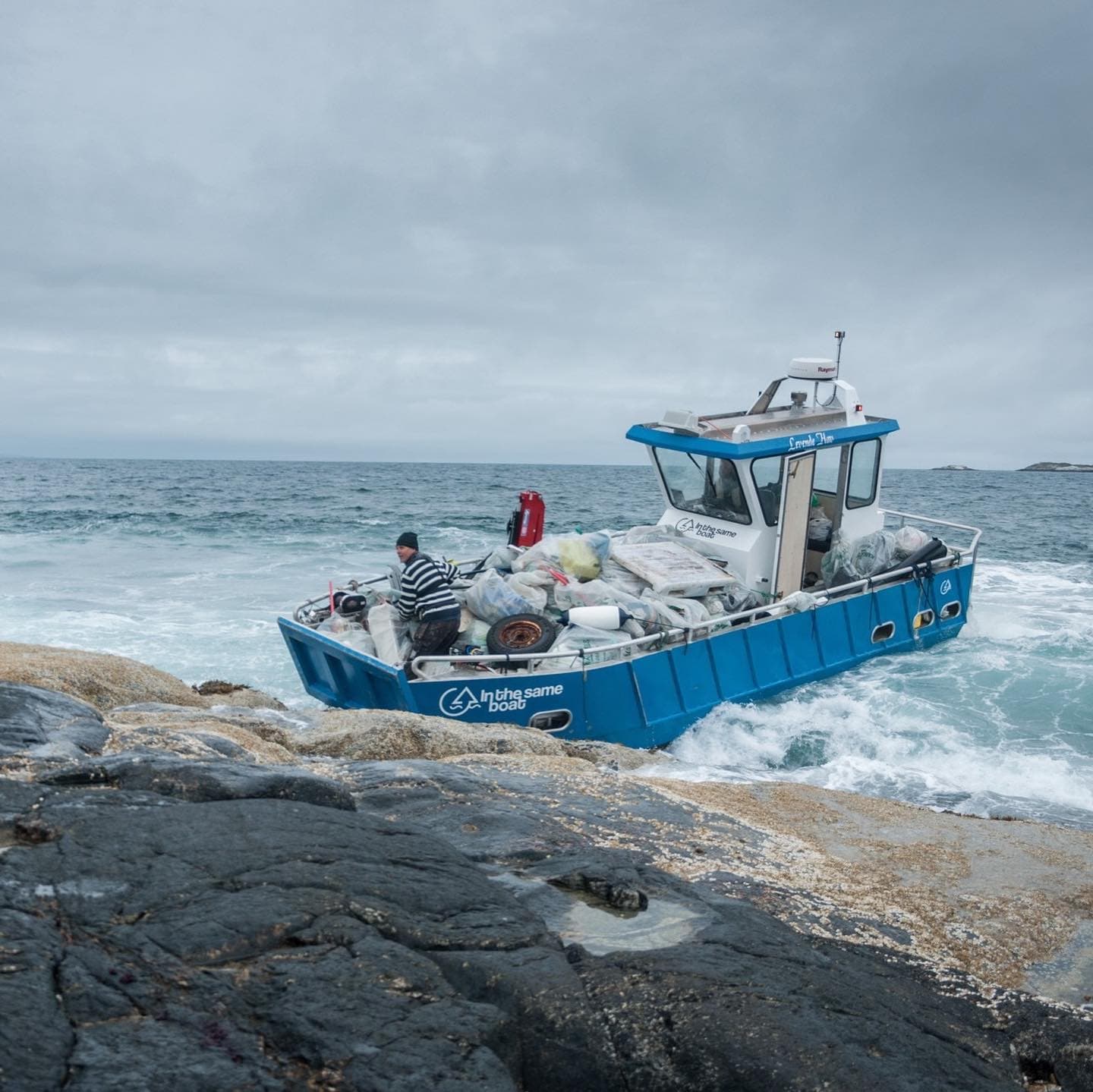 Ocean swells make loading of beach litter a big challenge!