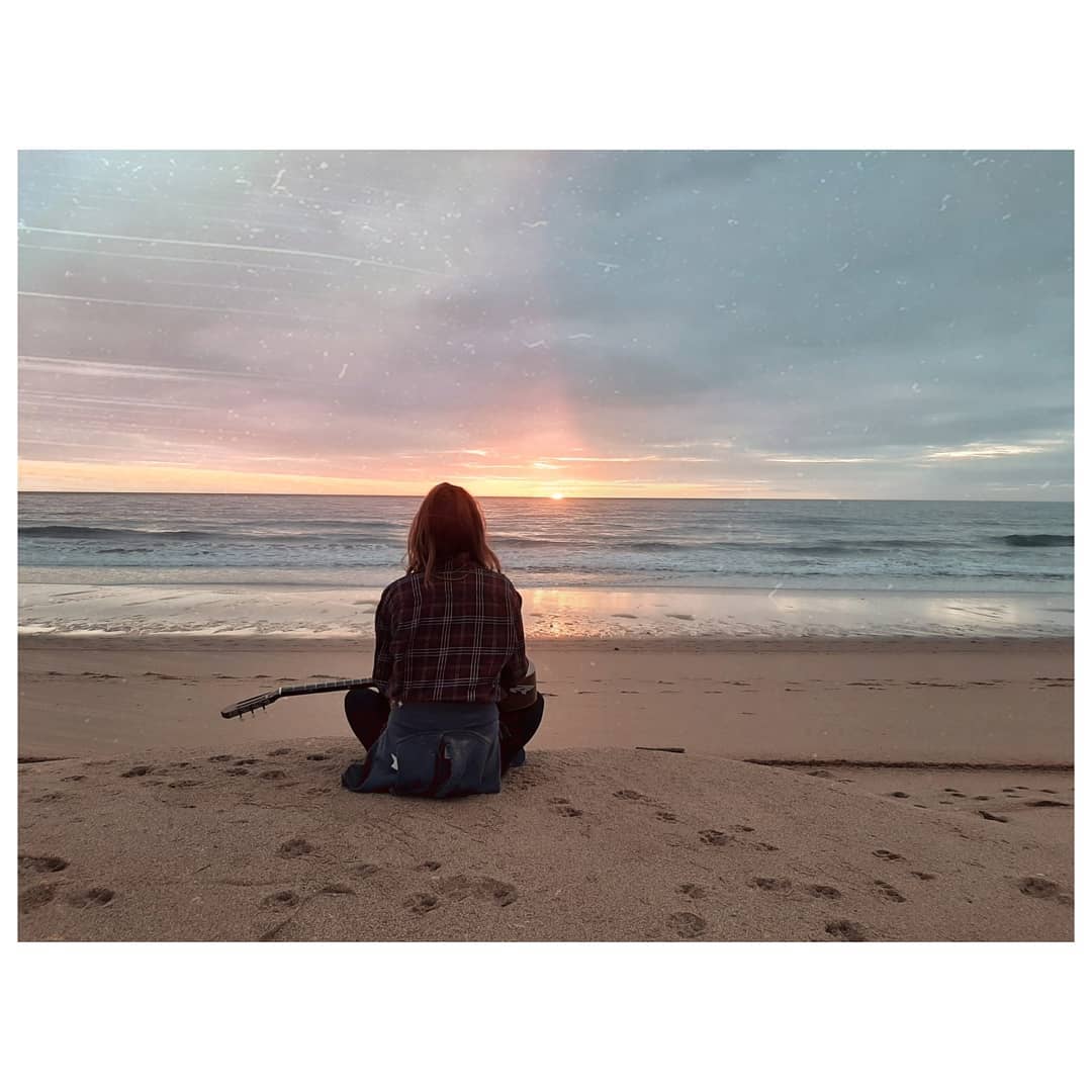 1 luisa am beach mit gitarre - lasst euch nicht täuschen, skills…