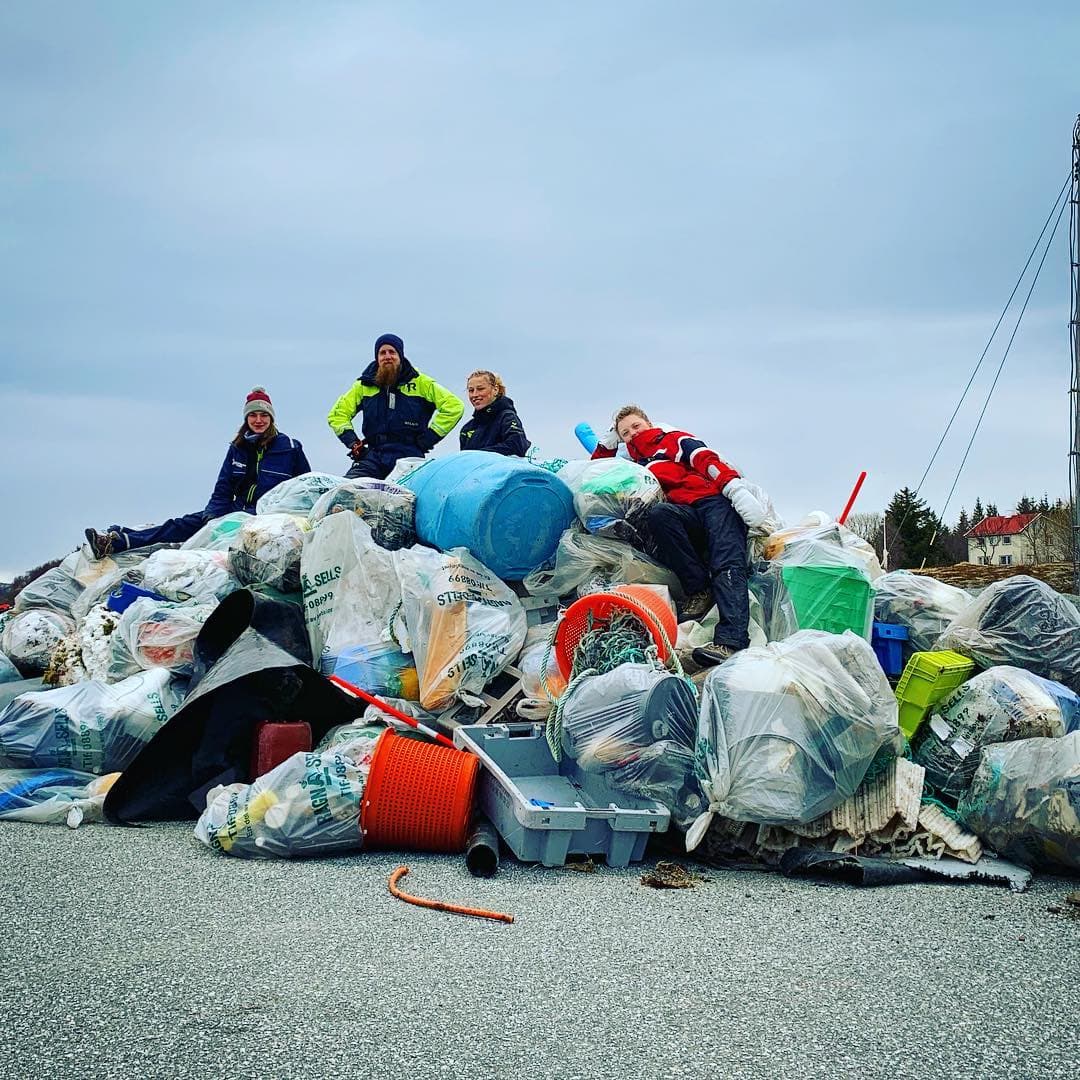 6 days, 4 volunteers and one host/skipper/photographer.