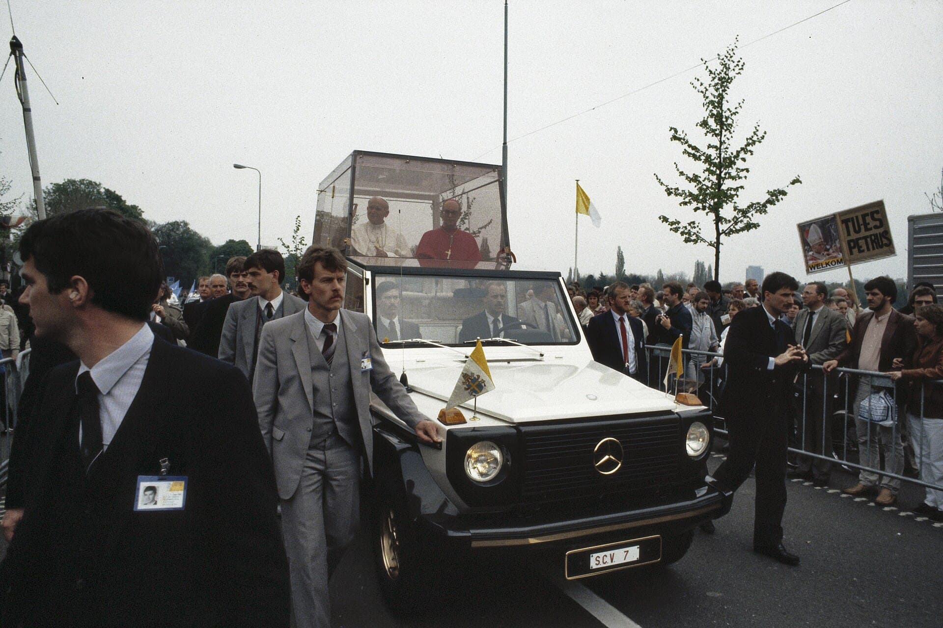 The Popemobile in the crowd, 's-Hertogenbosch 1985