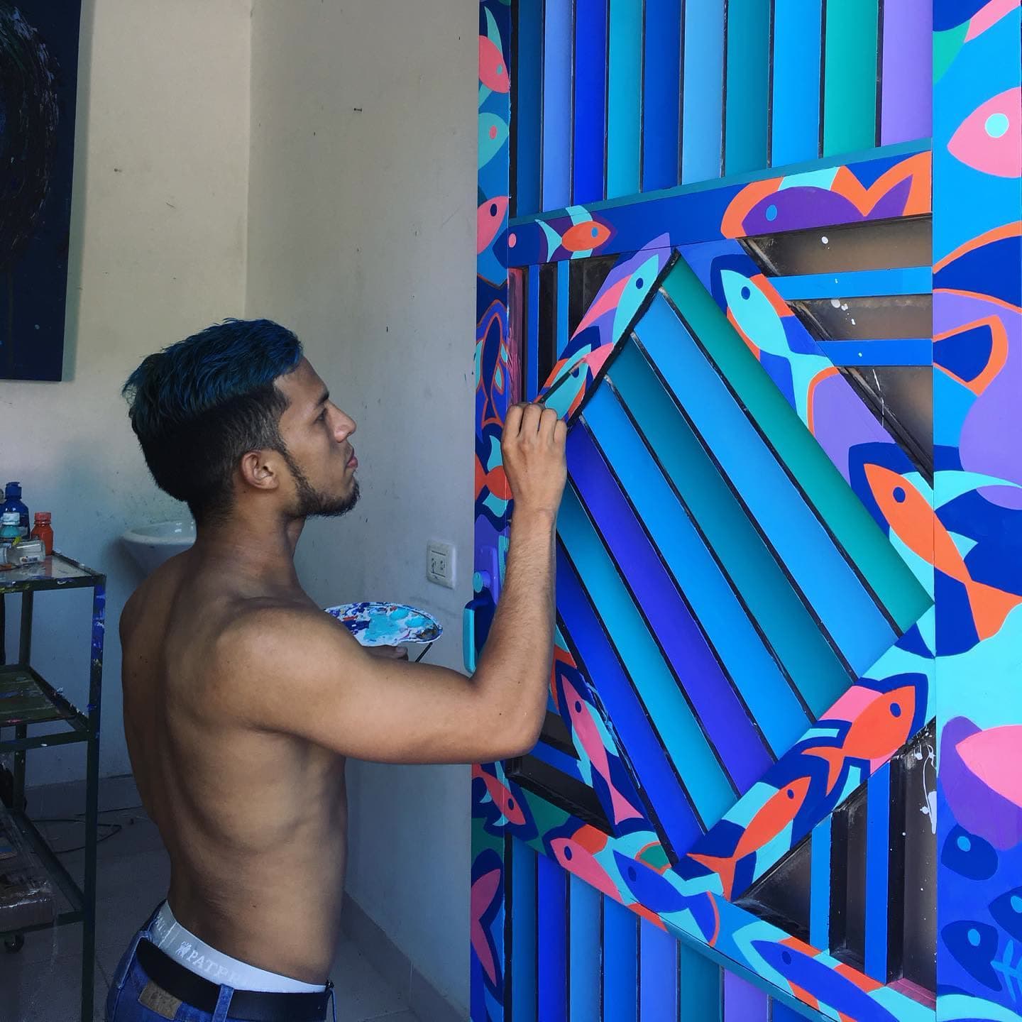 A esta hora haciendo arte como todos los días solo que esta vez sobre la puerta de mi…
