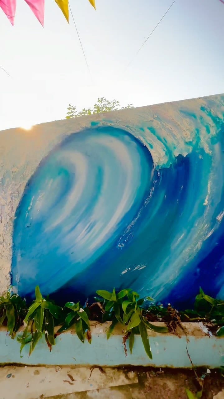 Del surf a la plástica Representa lo hermoso del mar y sus olas .