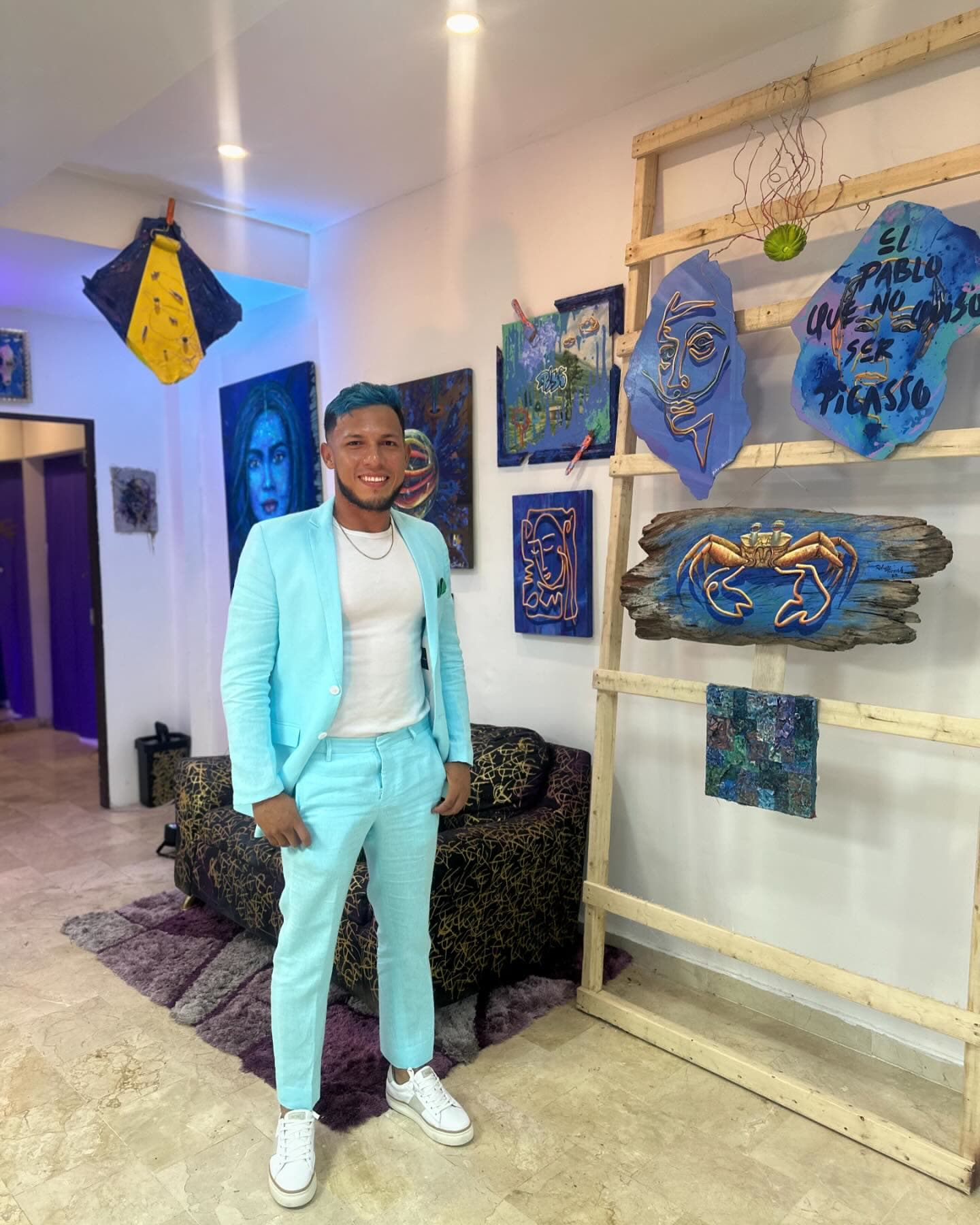 Ya estamos listos mi gente En @gallery_carlos_tinoco Mi outfit por el mejor diseñador de… (1 of 3)