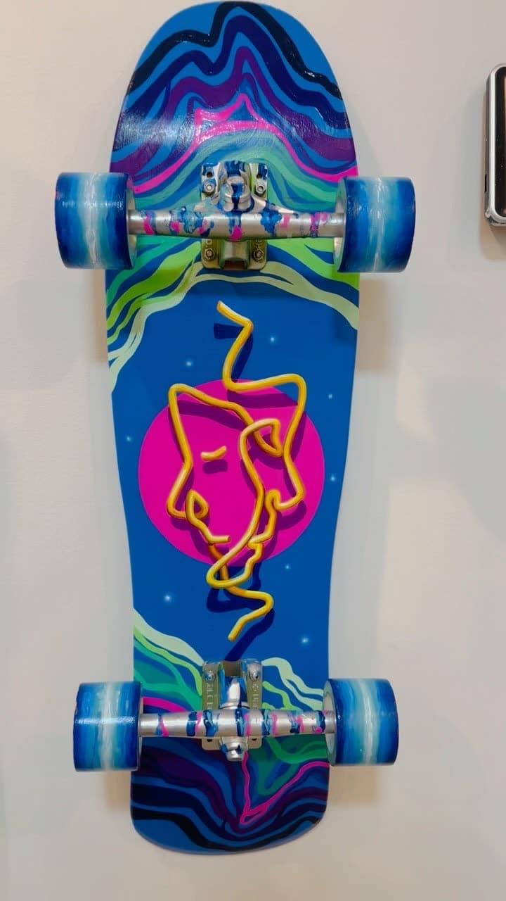 Les comparto esta obra realizada sobre un longboard skate Actualmente expuesta en…