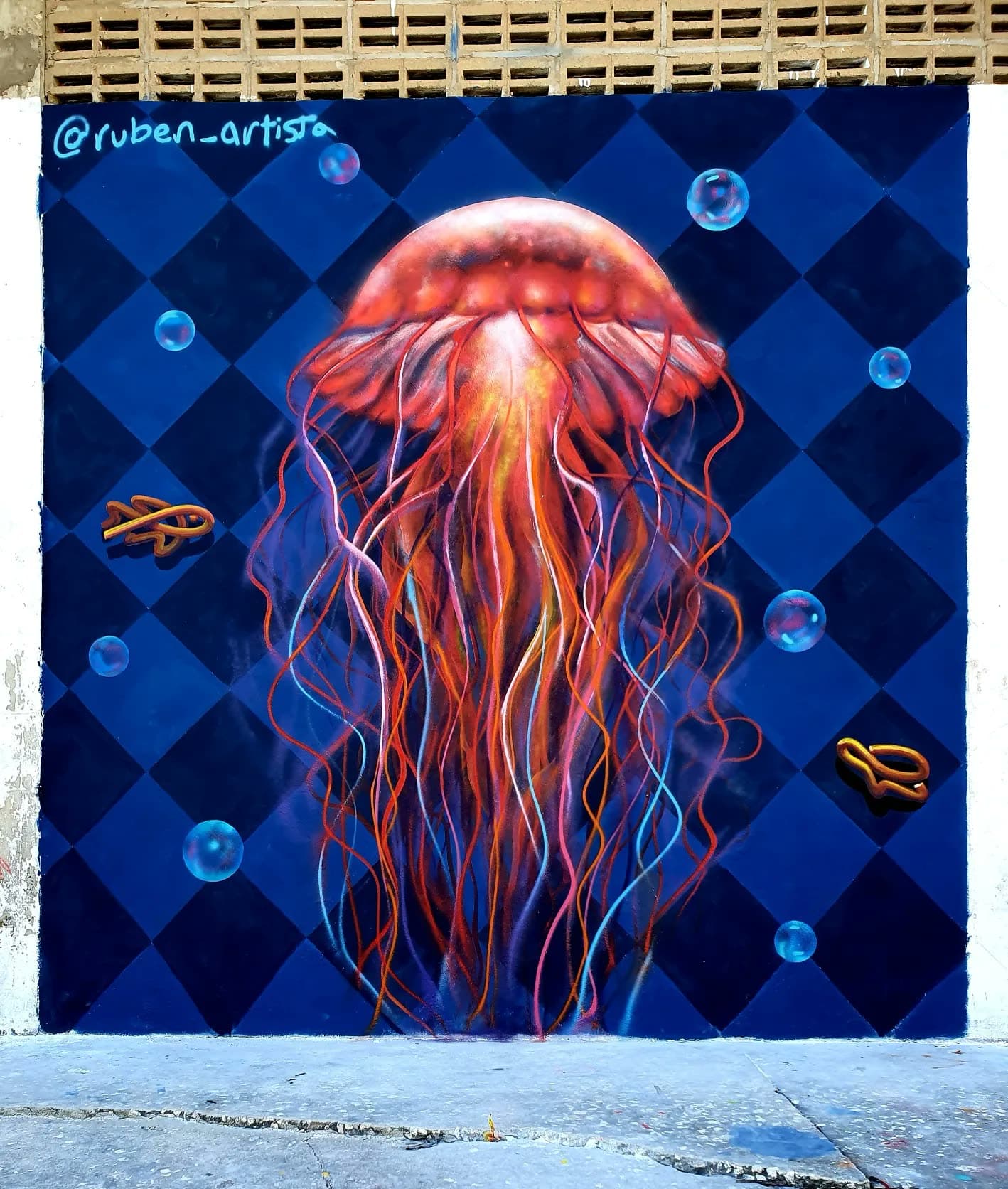 Que bonita sensación poder ir dejando mi arte en la selva de cemento .