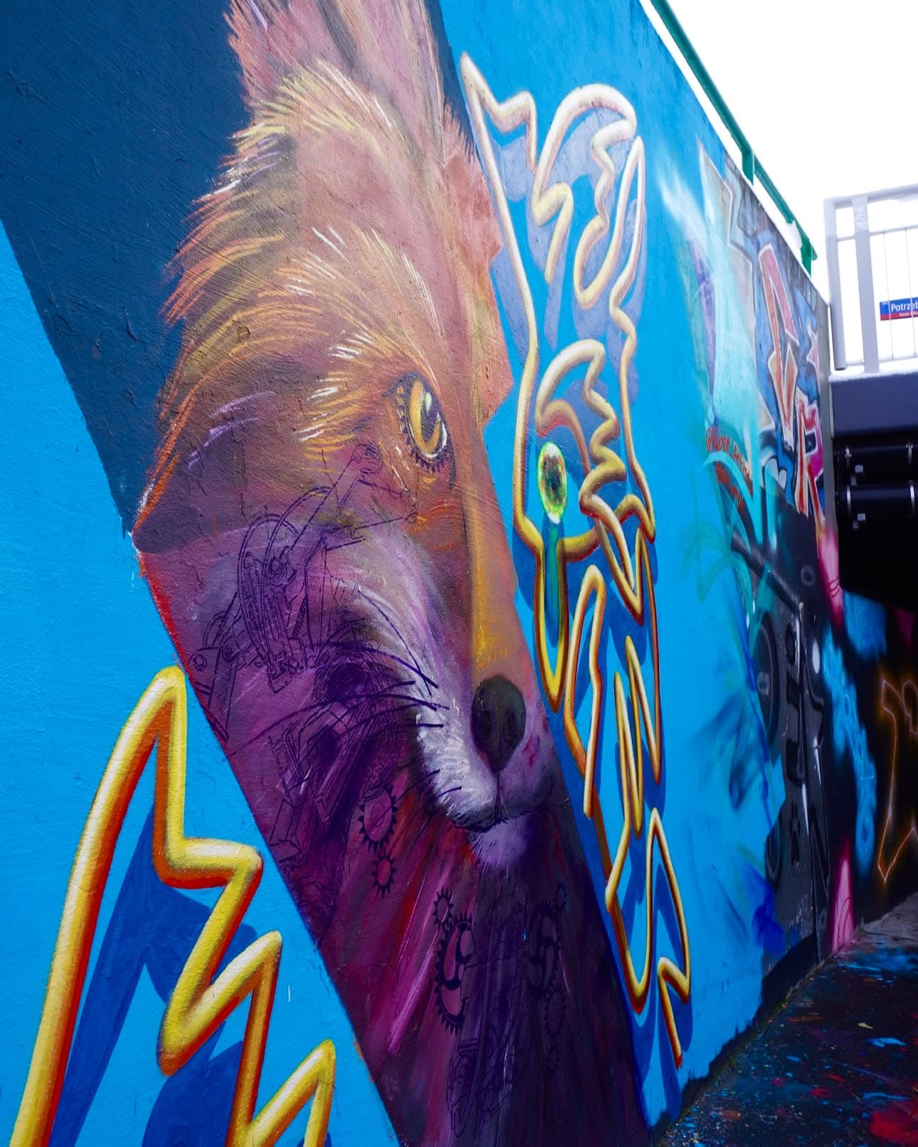 I want to share with you this mural made in the impressive city of Warsaw. (2 of 5)