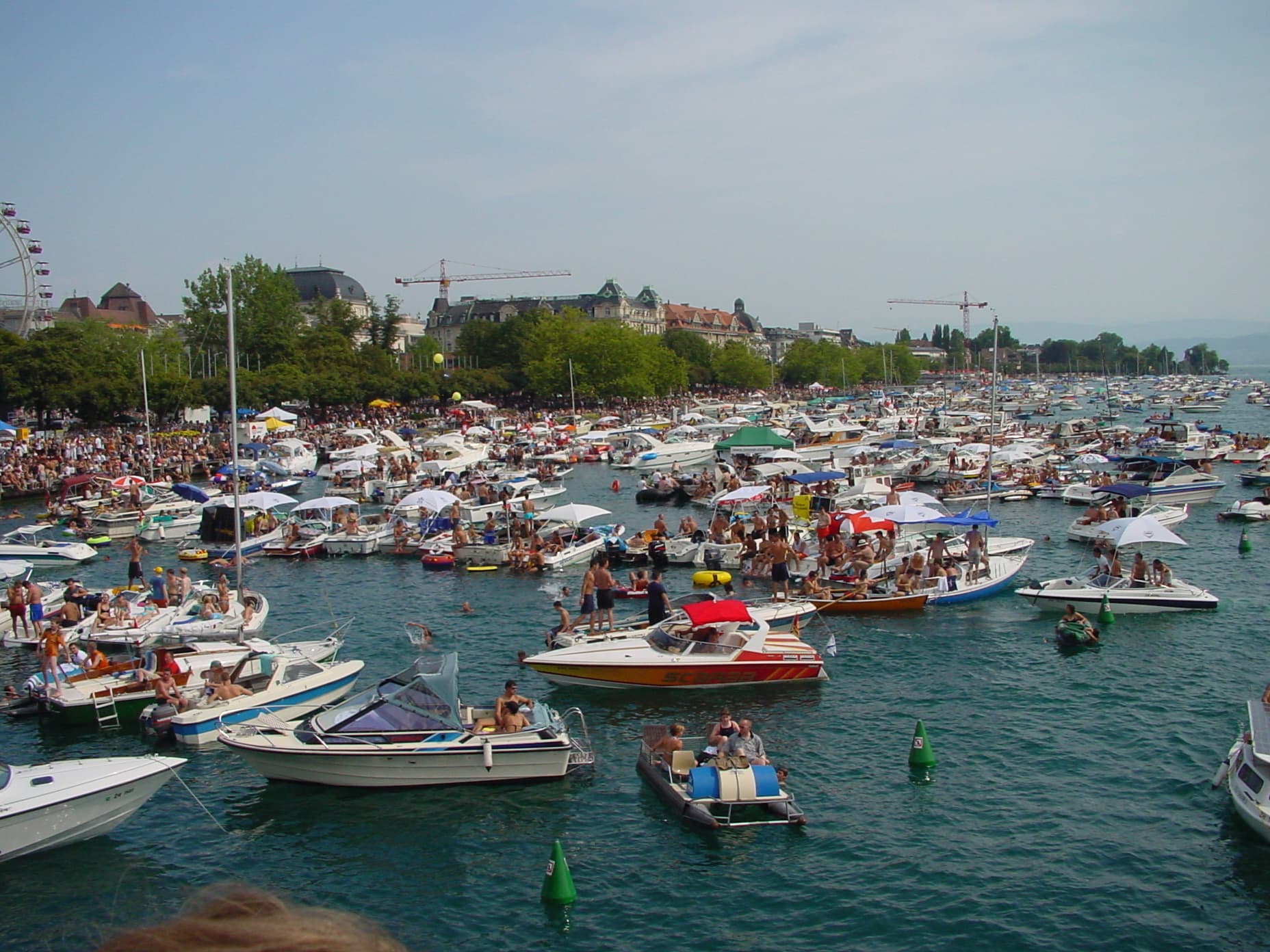 Boats packed onto Lake Zurich during the 2003 heatwave parade