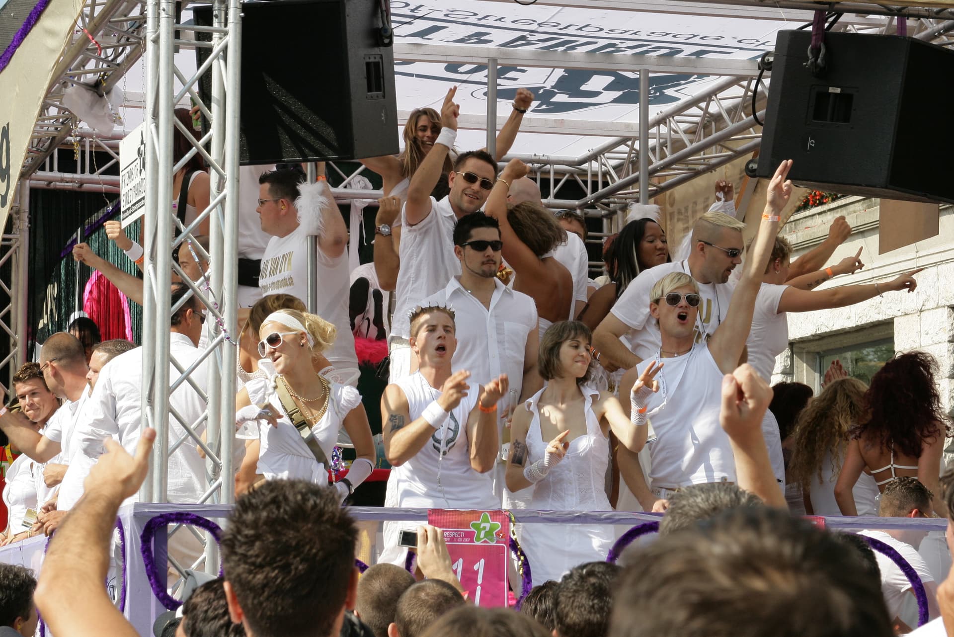 Lovemobile crowd under the motto Respect, 2007