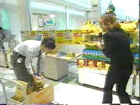 Pokémon Gold & Silver launch day in Japan - news footage