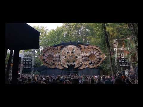 Skyvibes playing a DJ set