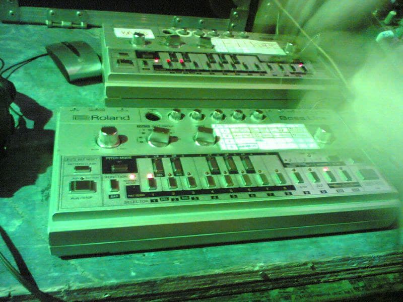 Roland TB-303 puta dva