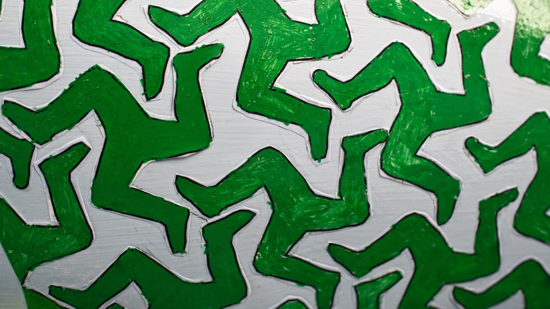Green triskelions on the "Goll-twoaie (Rainbow)" dolphin