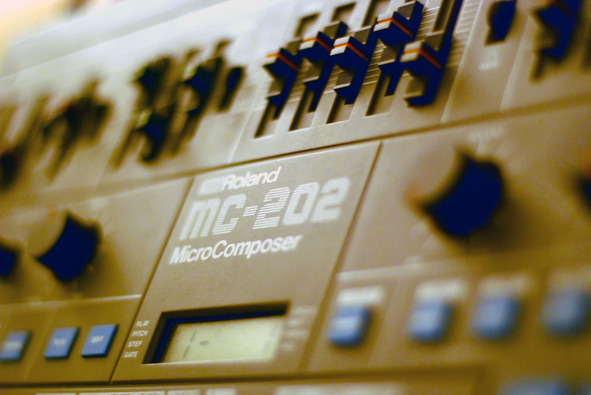 Roland MC-202