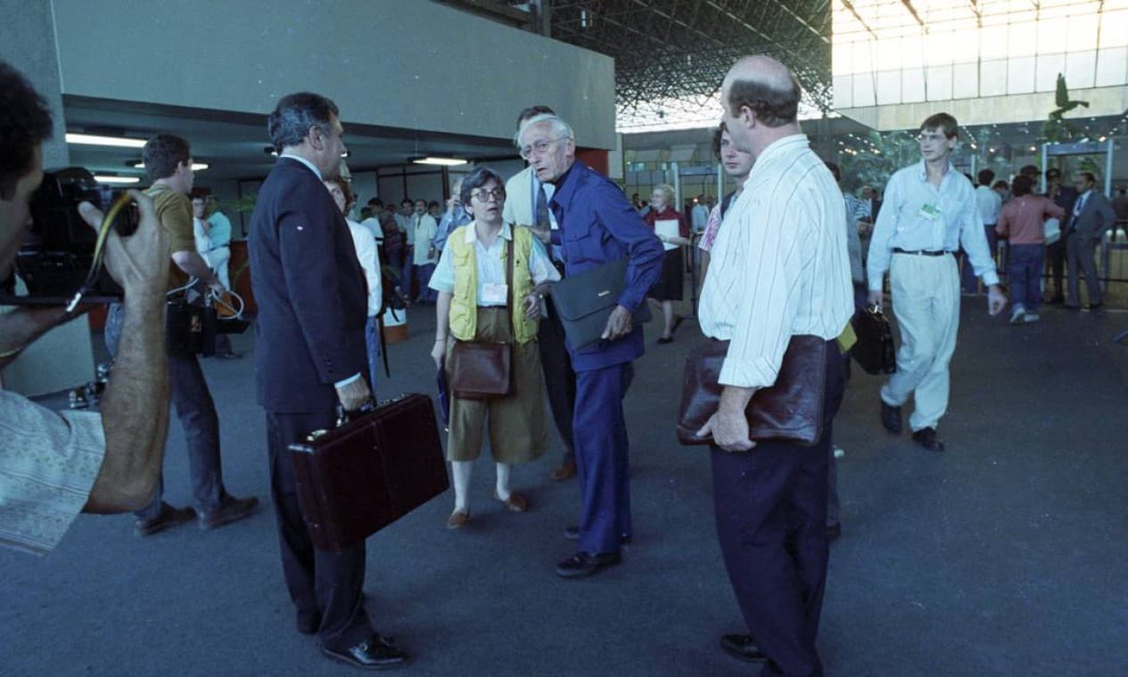Cousteau speaking at Rio-92