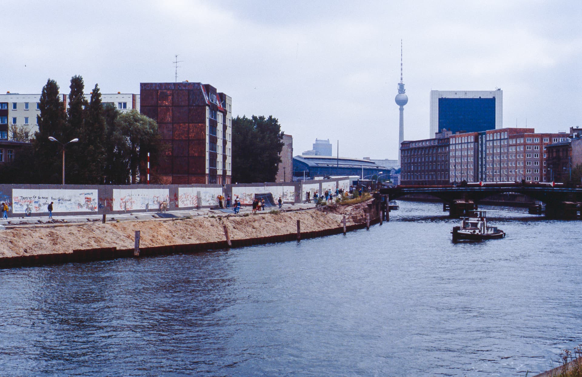 Berlin, Berliner Mauer -- um 1990 -- 4
