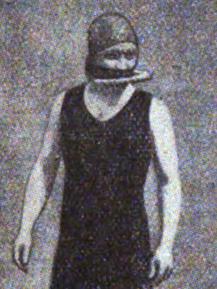 Maurice Fernez preparing to dive with his apparatus, 1912