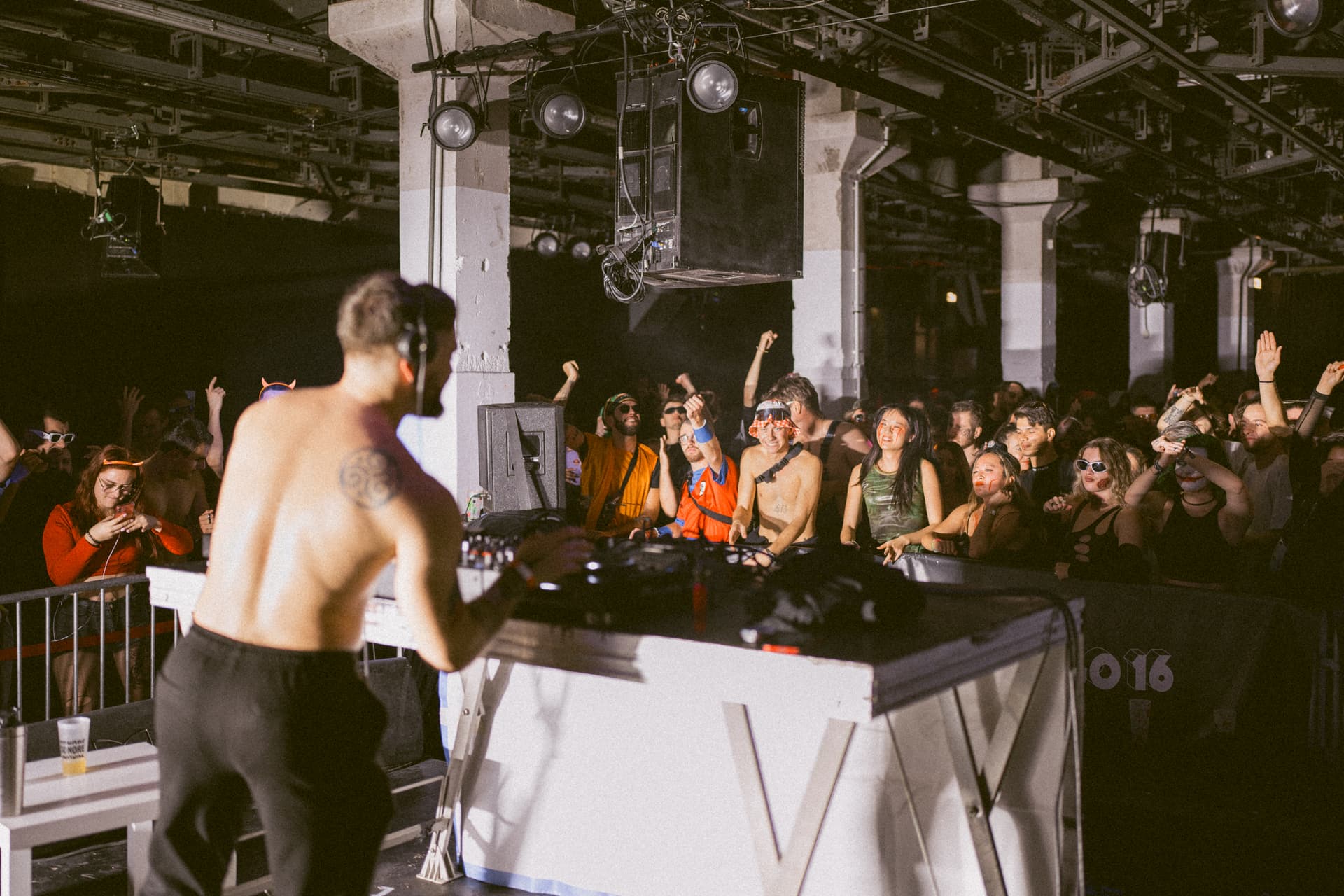 COIL in front off 1000 ravers