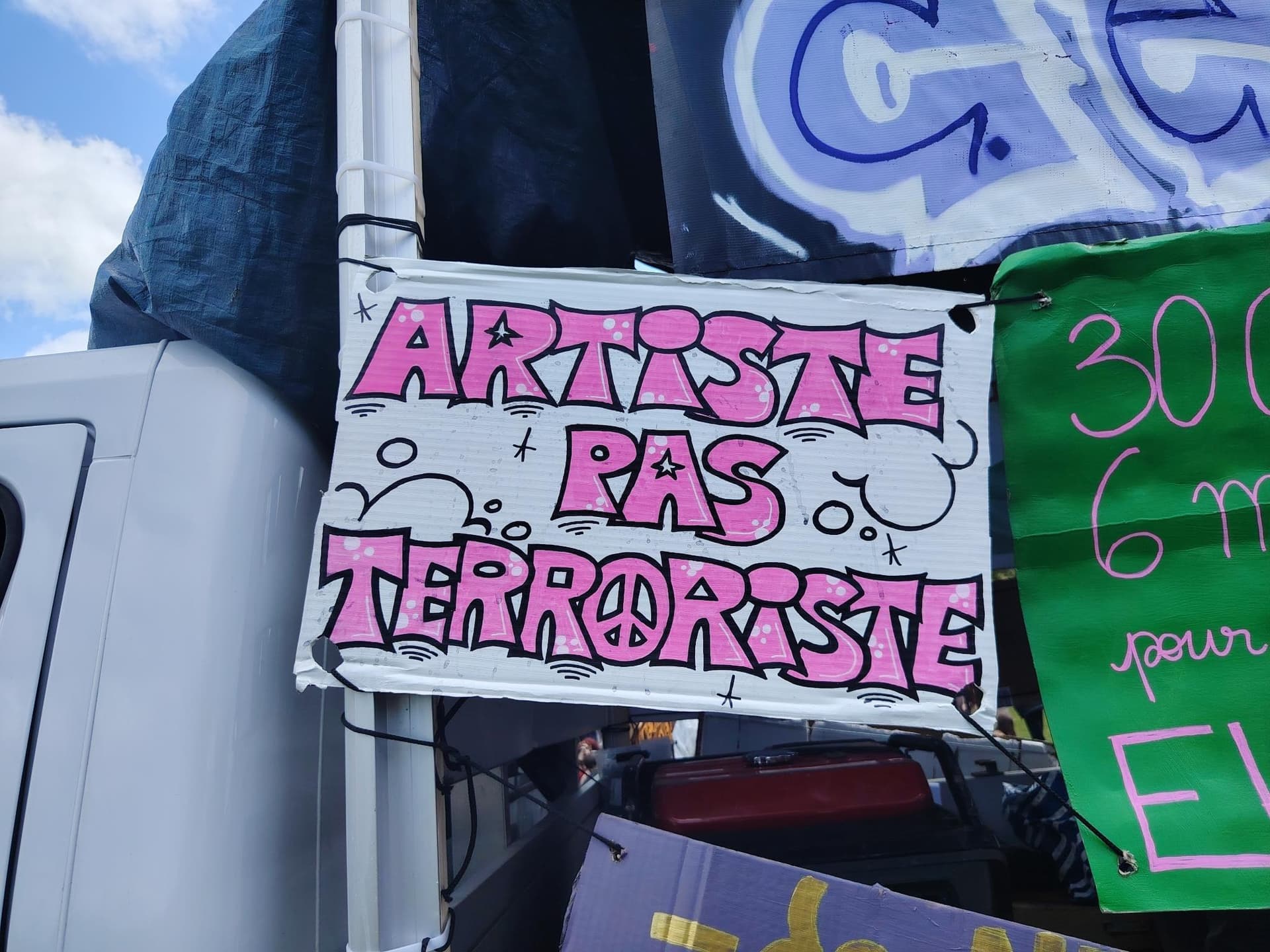 Manifestive of 6 June 2026 in Nantes - Artist not terrorist sign