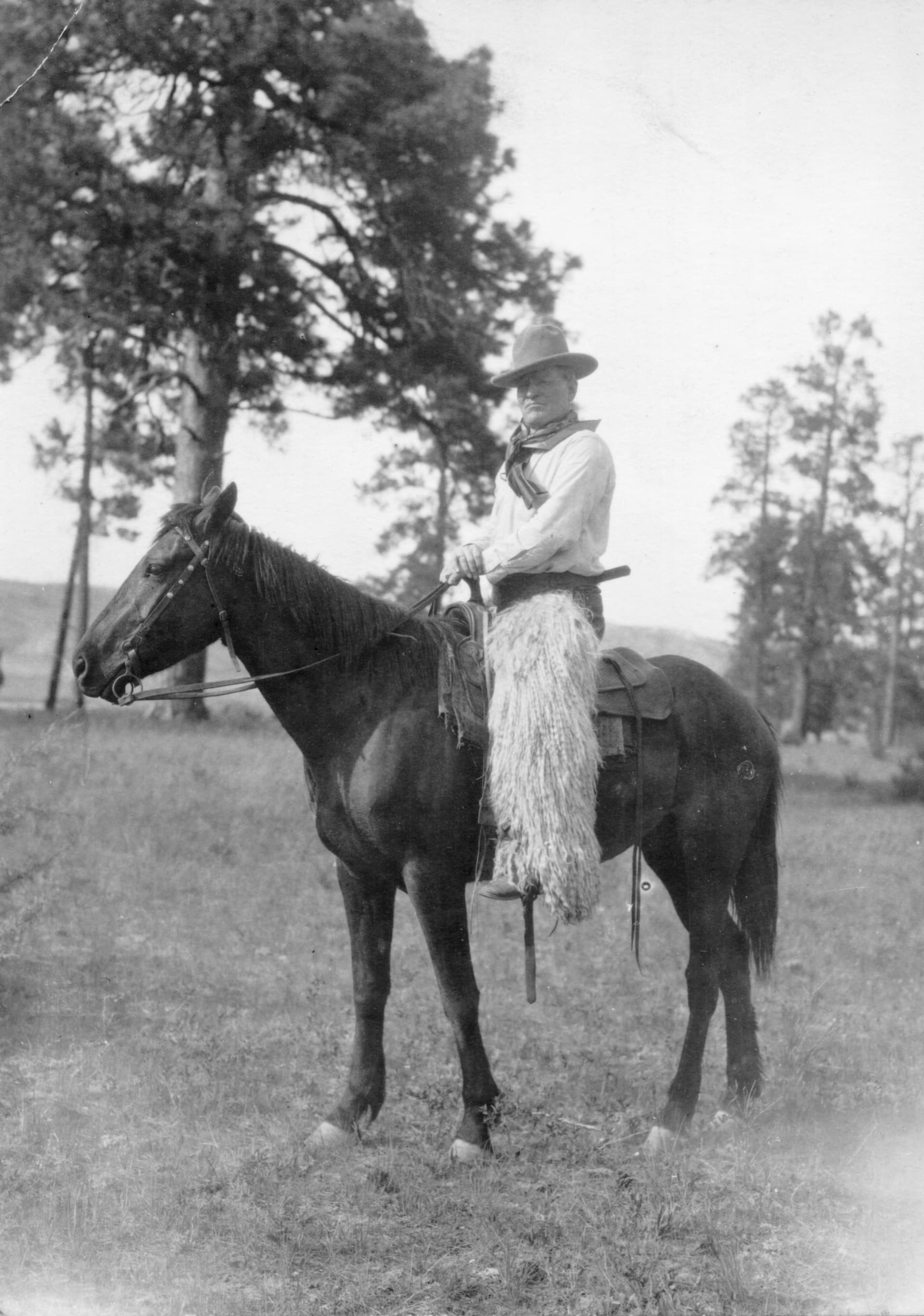 Charlie Russell on his horse-- (I0016666)